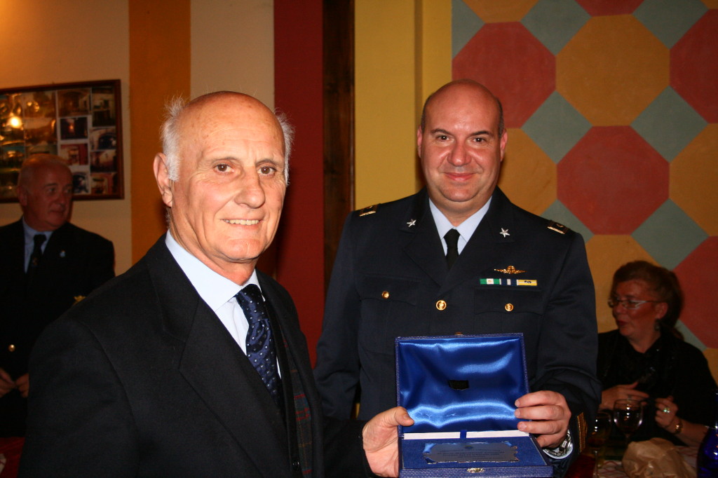 Il Signor Marchioni Leonardo premiato dal T.Col. Fabrizio Bignami