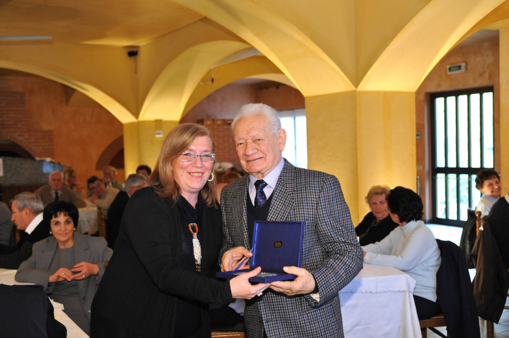 Il Signor Fregonara Giovanni premiato dal Sindaco Arch. Rosa Maria Monfrinoli