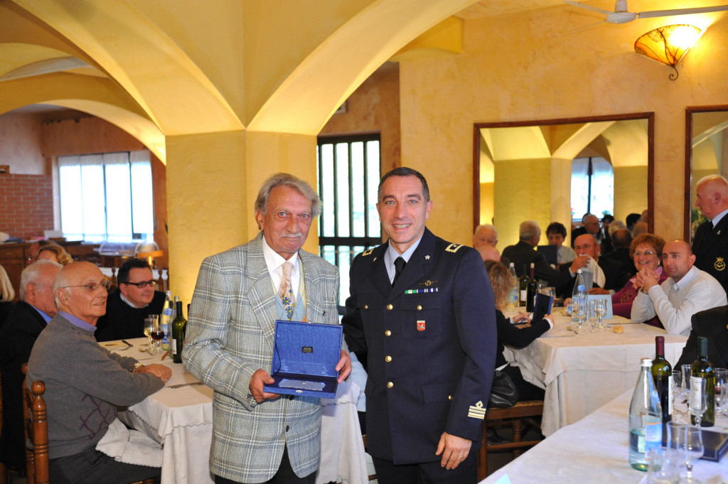 Il Signor Gatti Gianfranco premiato dal T.Col. Roberto Farris