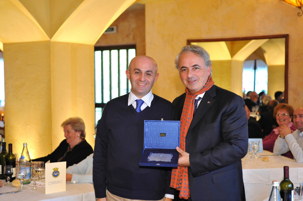 Il Signor Lodo Simone premiato dall' On. Gianni Mancuso