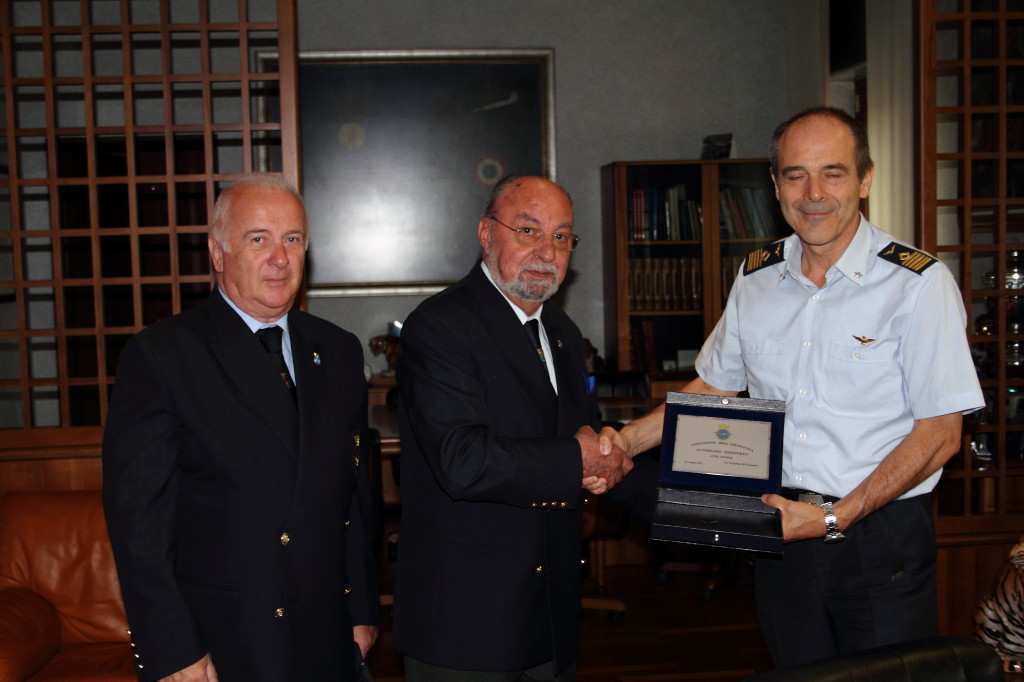 Scambio di Crest con il Comandante Aeroporto Col.Pil. Alessandro Tudini 