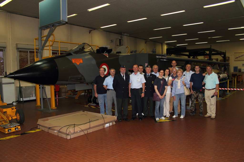 Foto di Gruppo alla Direzione Addestramento con il T.Col.Marco Fradigrada