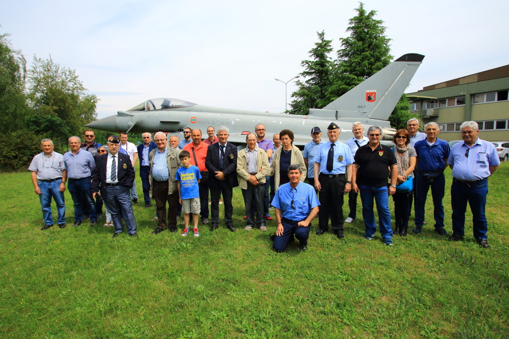 Foto di gruppo all'esterno del 1° R.M.V.